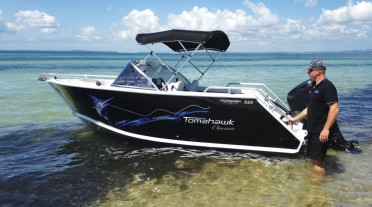 Tomahawk Classic 5.2m bowrider boat out on the water
