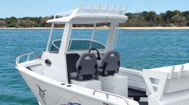 Tomahawk Offshore Centre Cabin with Fixed Visor Hard Top