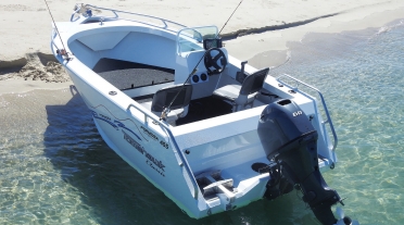 Tomahawk Classic 455 Side Console on the beach